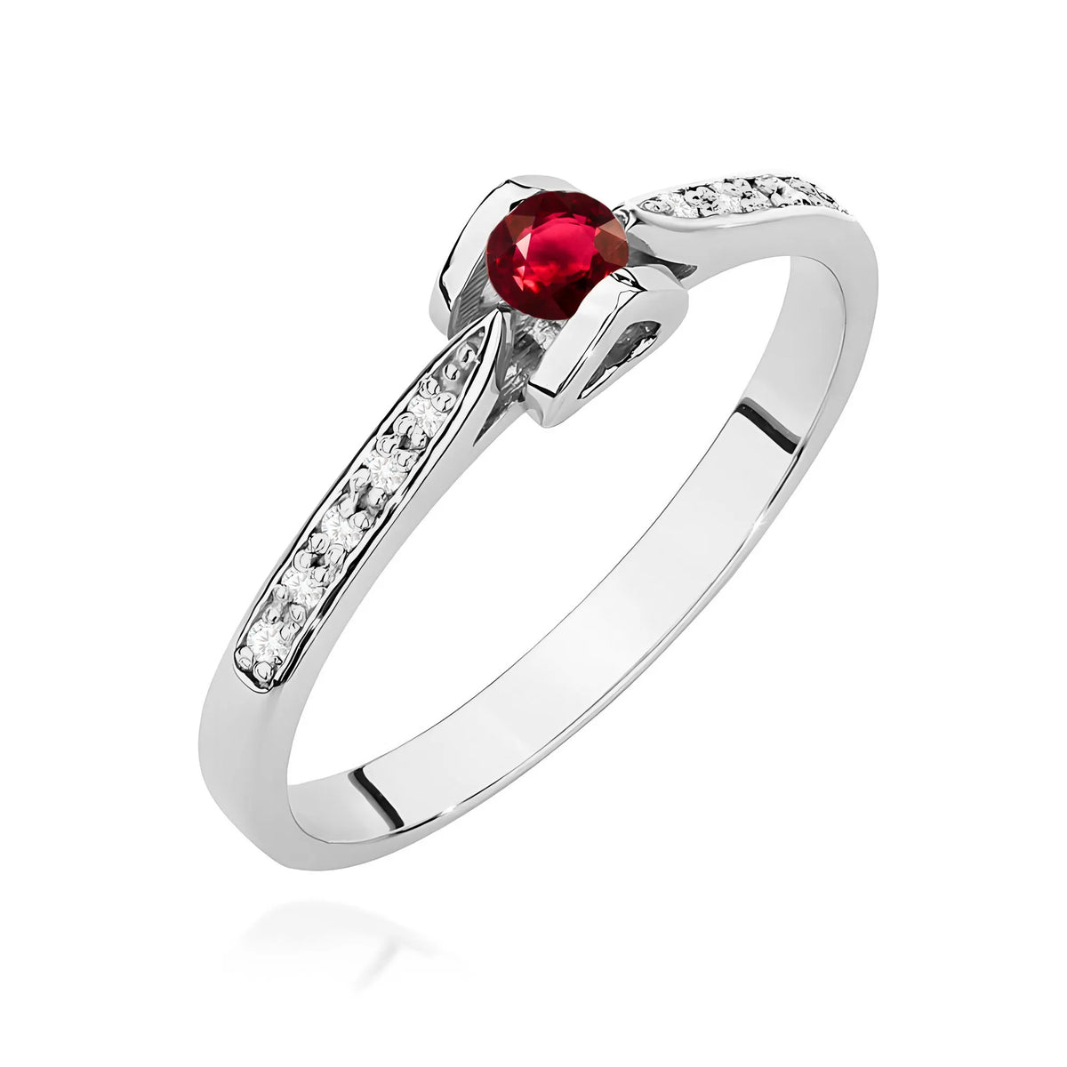 Ring aus 14 Karat Weißgold mit 0,15 ct Rubin und 0,05 ct Diamanten. Verpackt in schwarzer Schachtel, Papier und Geschenktüte.