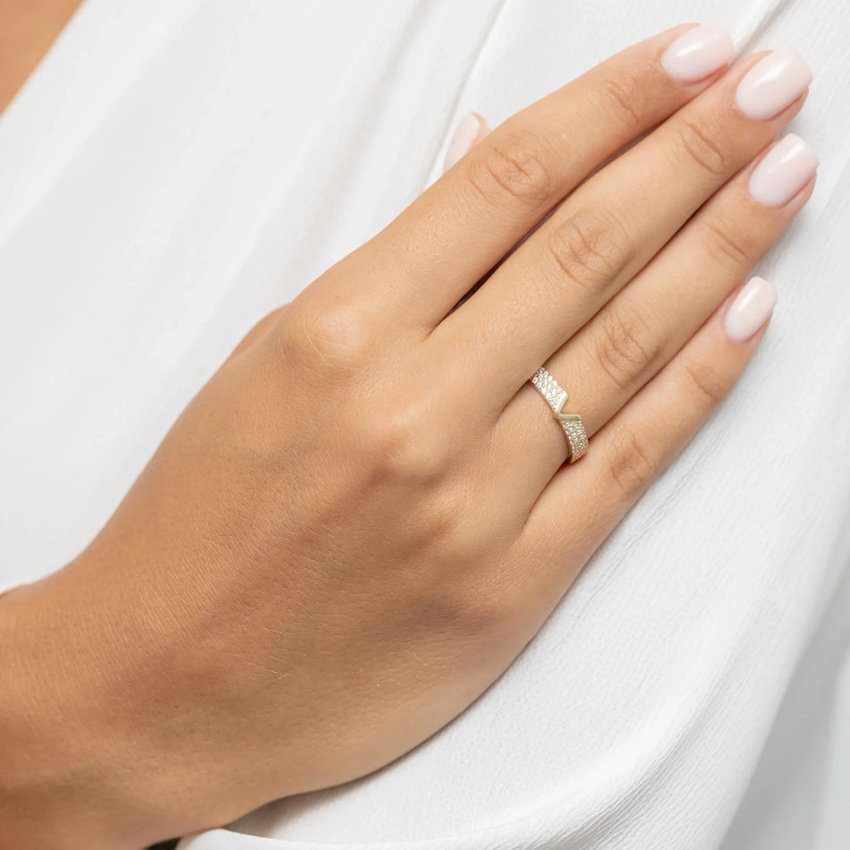 8k Gold (333) Ring | Brief V & Weißer Zirkonia | GREMARI Schmuck