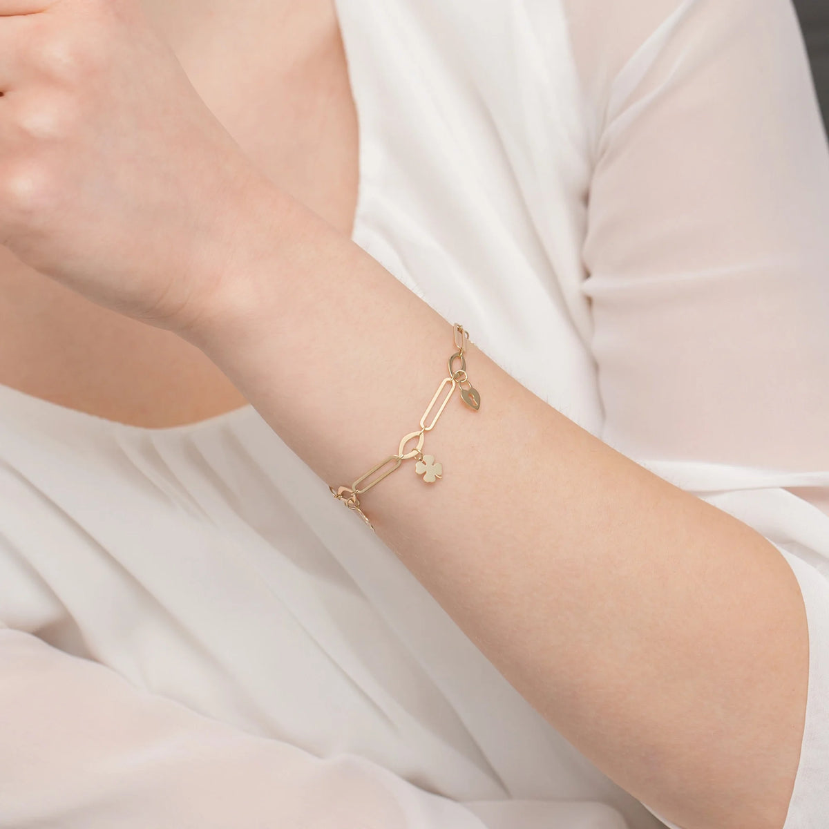 Gelbgold Breites Glieder-Armband mit Vorhängeschloss- und Kleeblatt-Anhänger