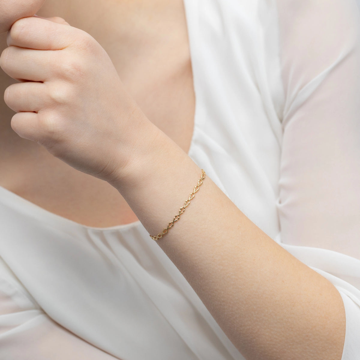 goldenes-elegantes-armband-mit-ungewöhnlichem-geflecht-b-gw-411-585