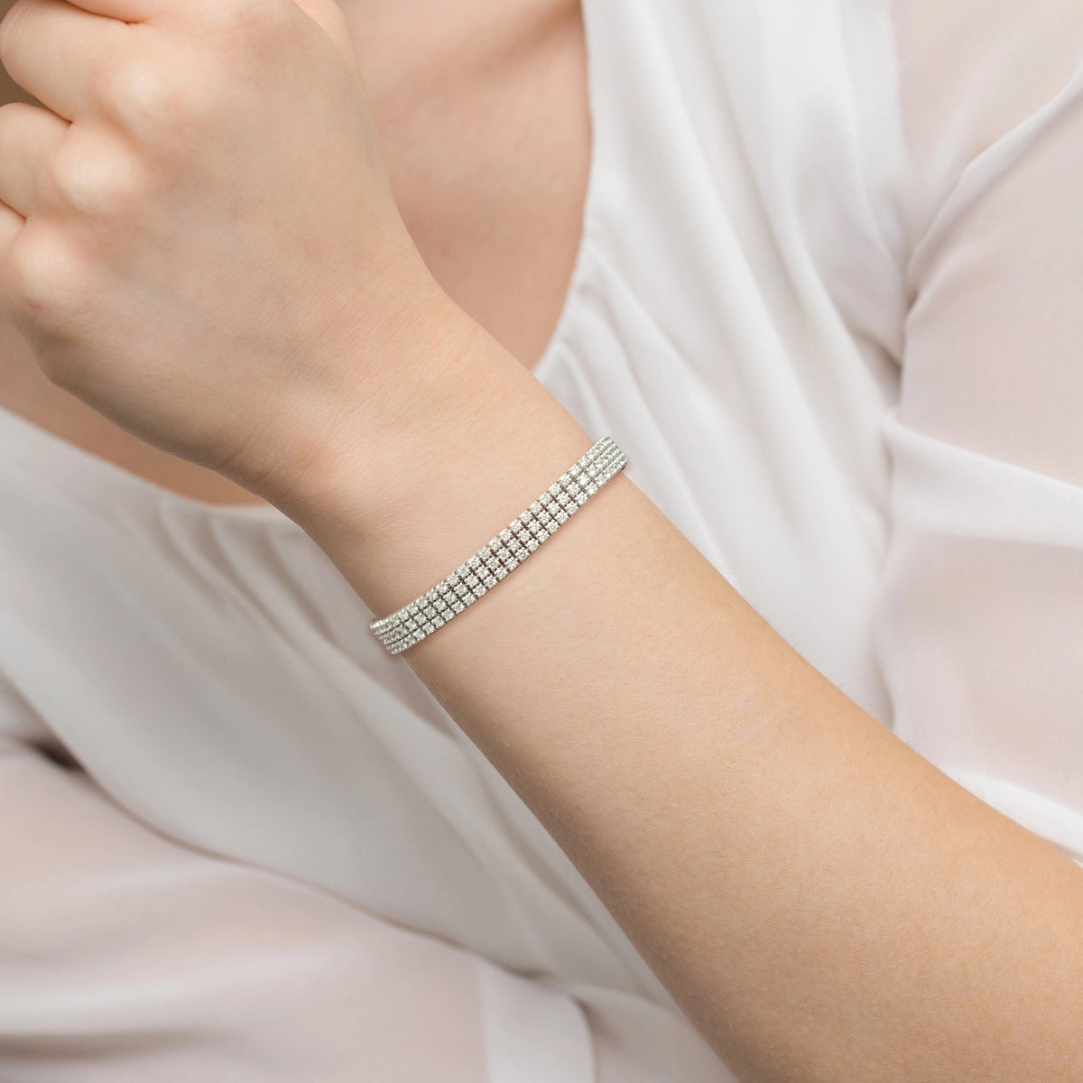 Dreireihiges Tennisarmband aus Weißgold mit 222 round Naturdiamanten – 4.44ct