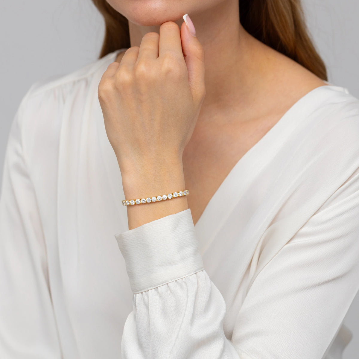 GREMARI 14K yellow gold tennis bracelet with 12.00ct round lab-grown diamonds – four-prong setting detail