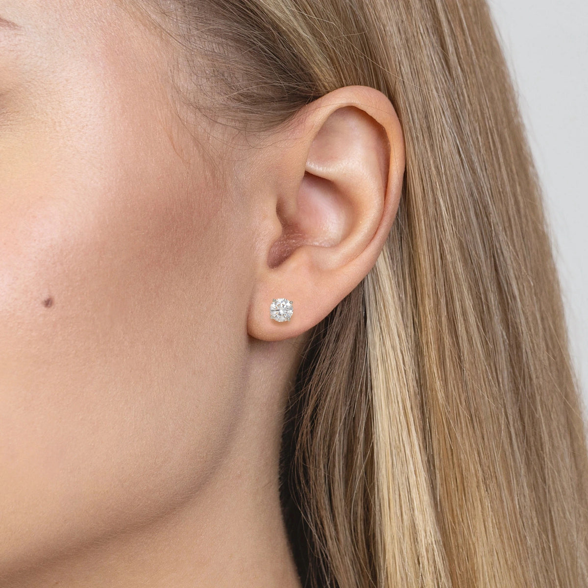 White Gold Stud Earrings with 2 × 0,50ct Round Diamonds | 585 (14k) White Gold Stud Earrings