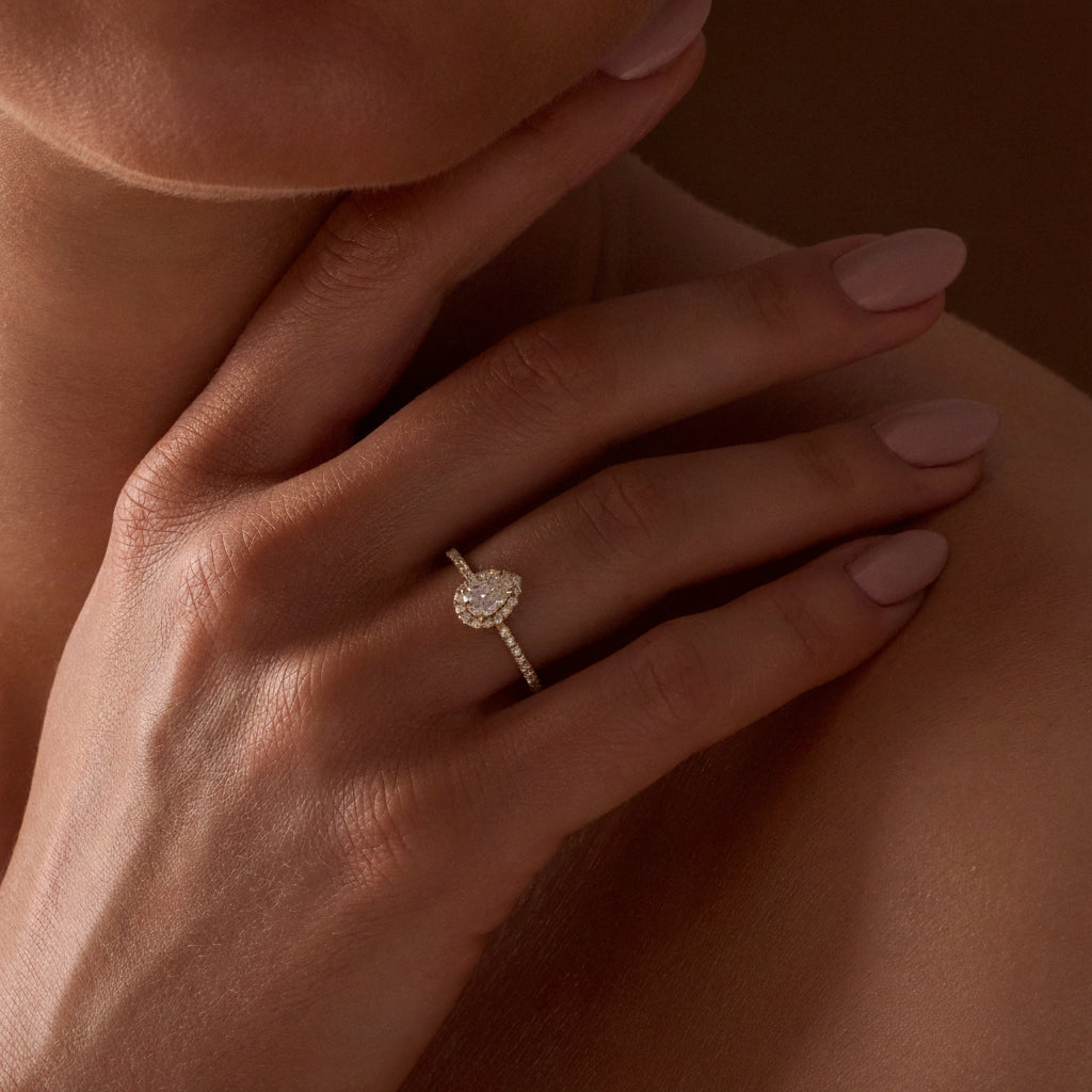 Gremari Seven Icon Verlobungsring aus Weißgold mit 0,30 ct Labordiamant – Pear