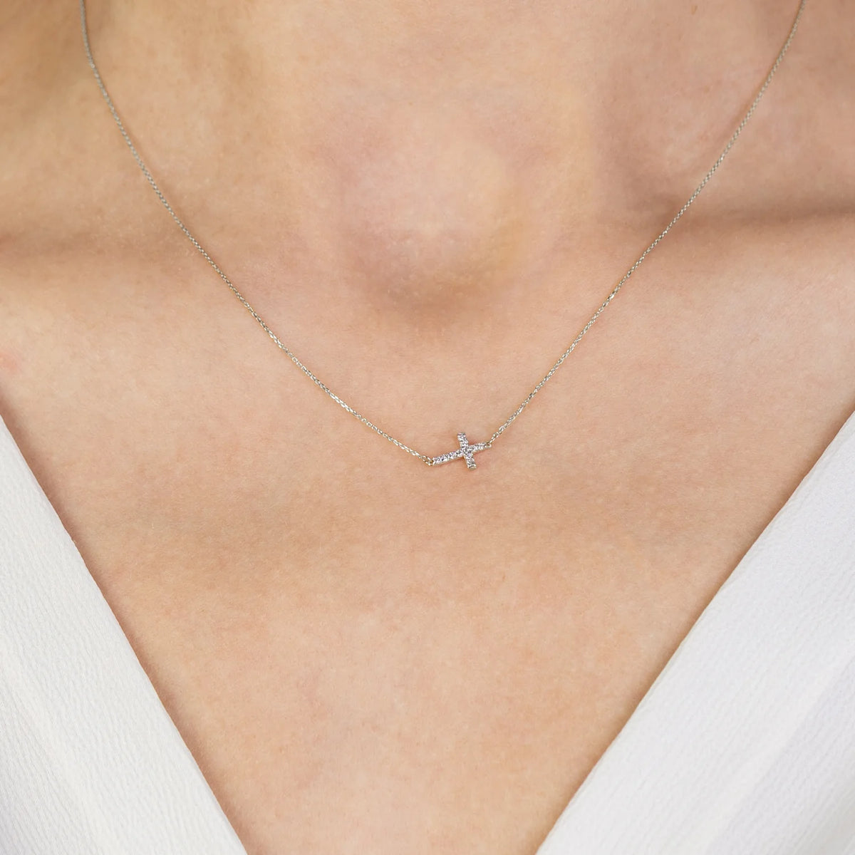 Zarte Halskette aus Gelbgold mit Diamant-Kreuzanhänger