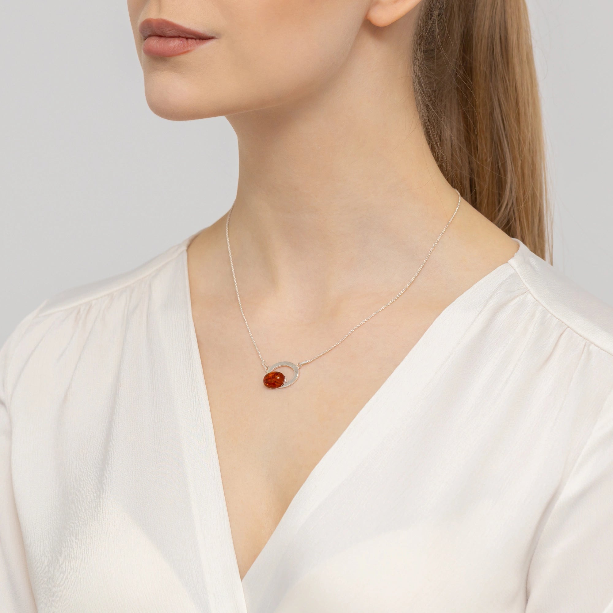 silver-necklace-with-natural-amber-n1092-925-s