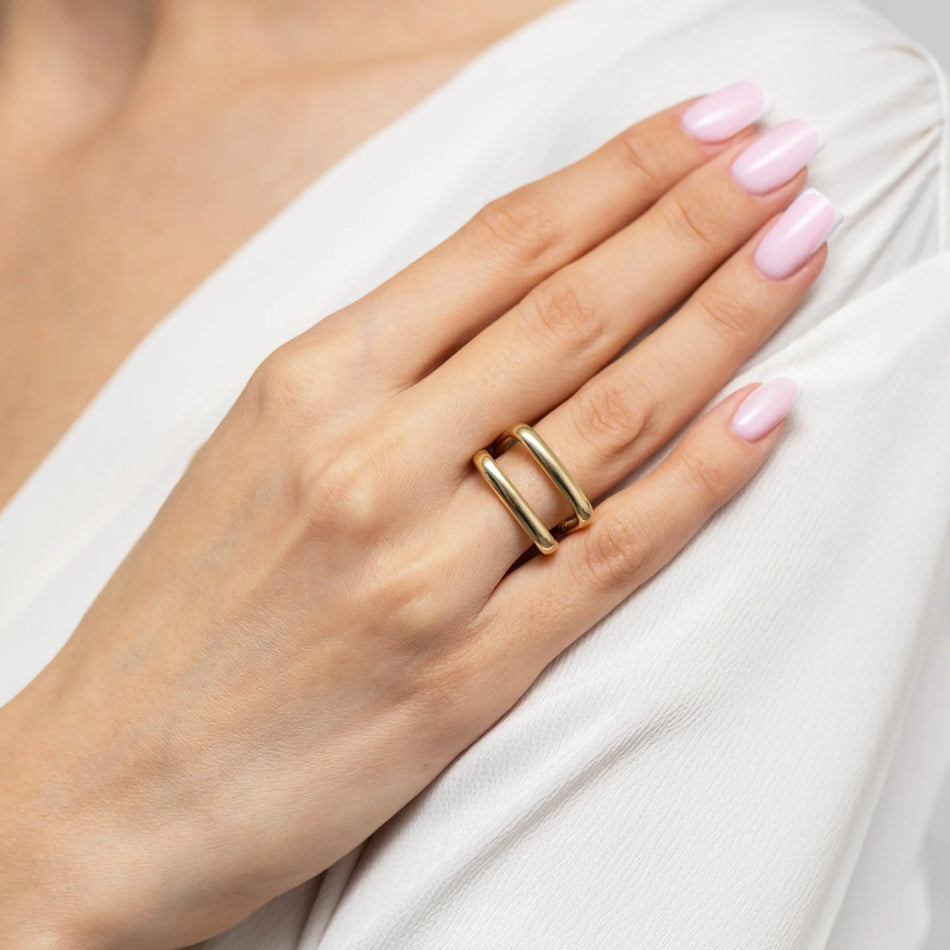 Smooth rectangular gold ring