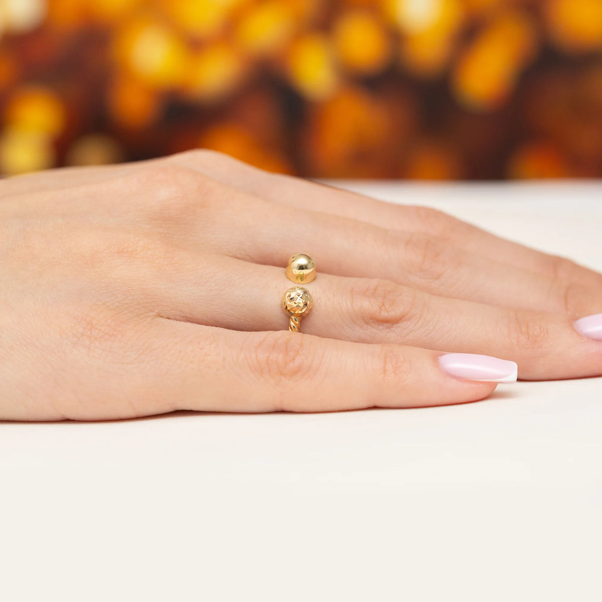 Gold geflochtener Ring mit diamantgeschliffenen Perlen