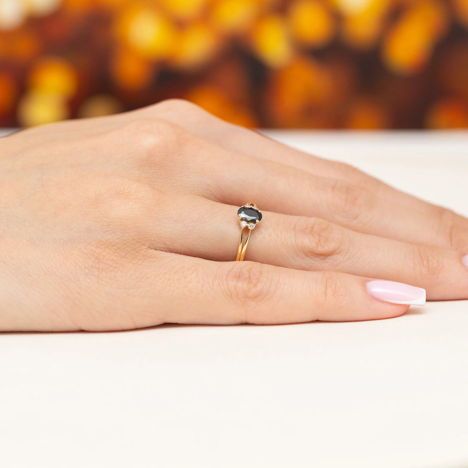 Gelbgold Ring mit ovalem schwarzem Stein und Zirkonia