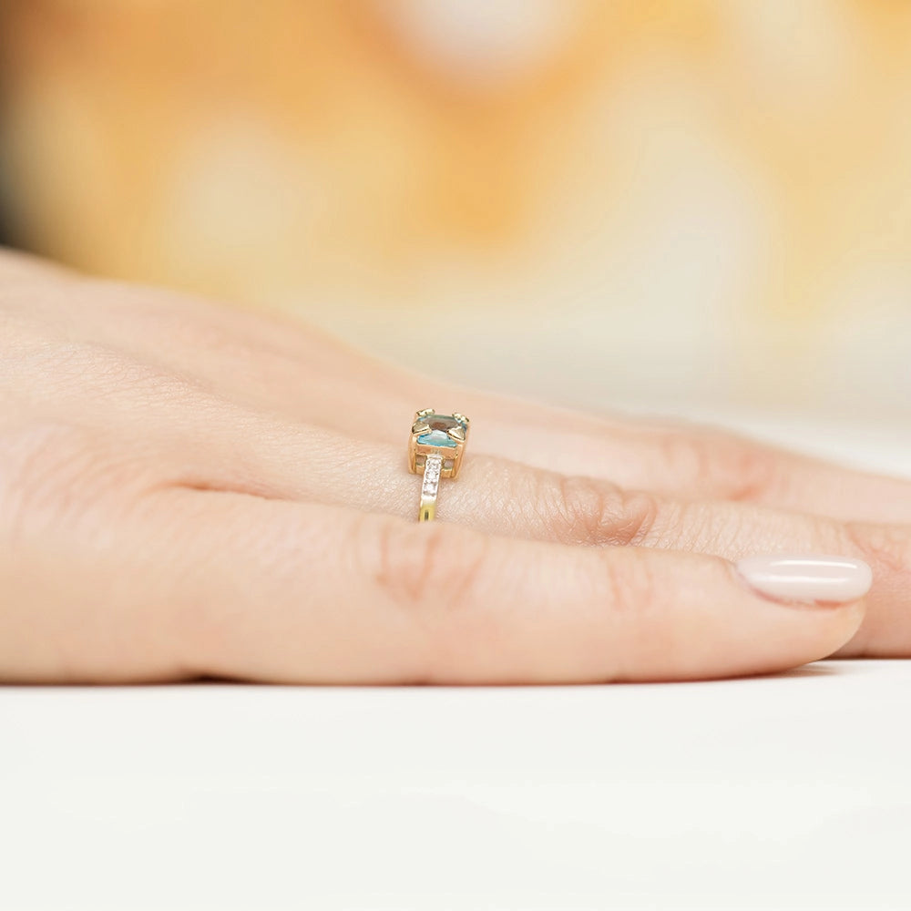 gold-ring-with-0-70ct-topaz-and-diamonds-p023-t0-70