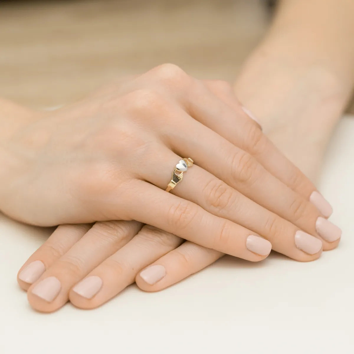 8k-goldring-herz-in-händen-p032-333