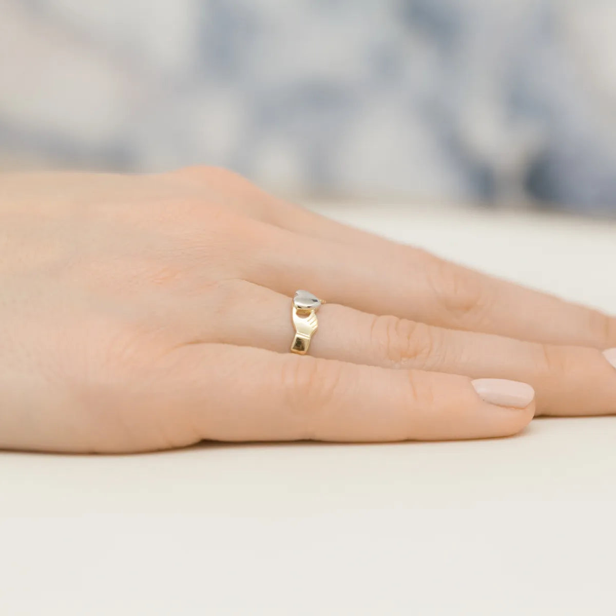 8k-goldring-herz-in-händen-p032-333