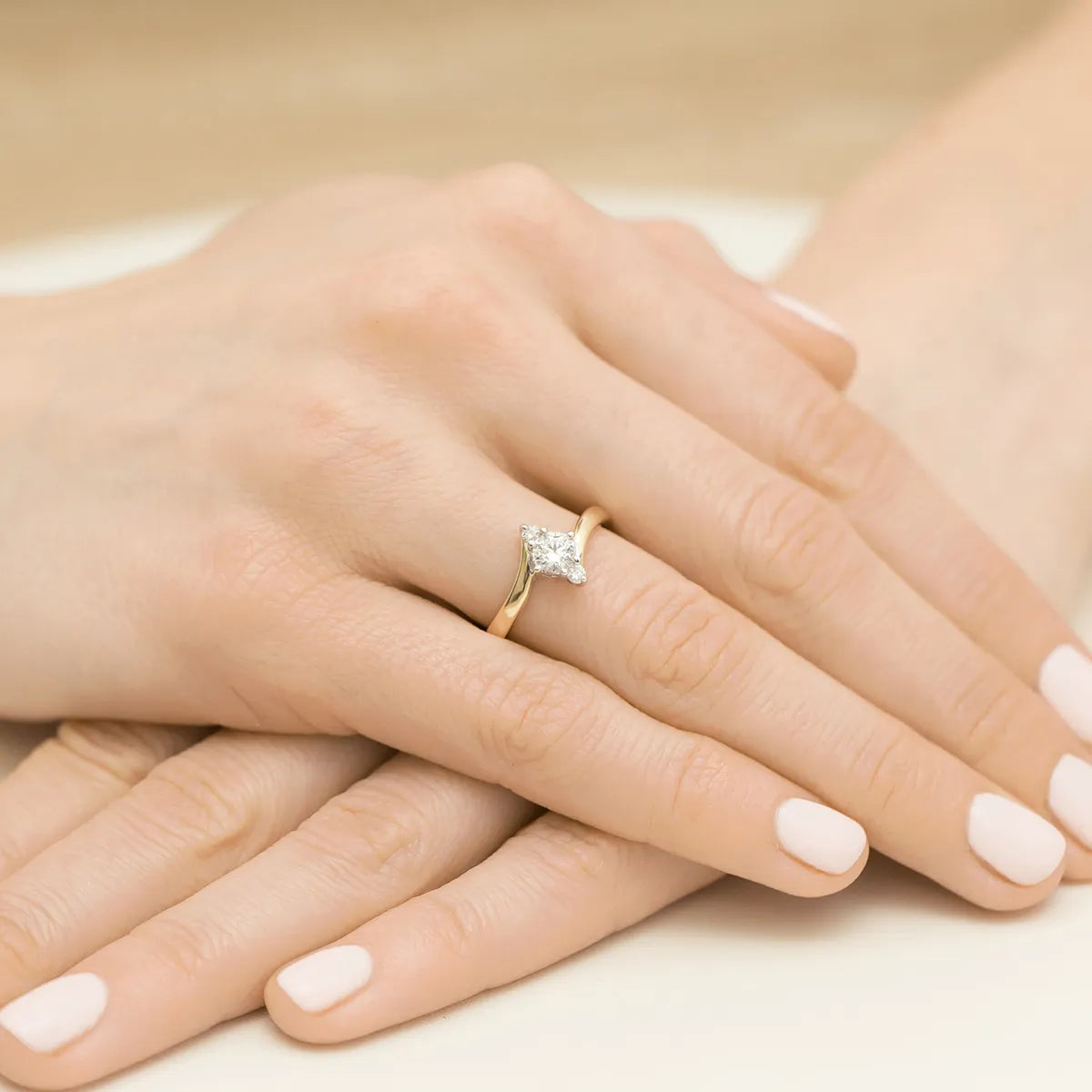 gold-ring-with-0-60ct-white-sapphire-and-diamonds-p038-585-bs0-60