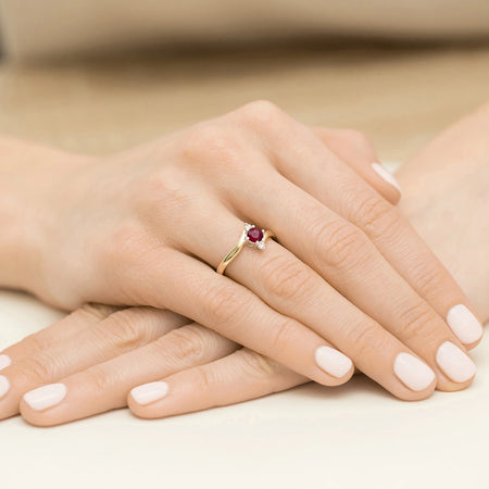 gold-ring-with-0-60ct-ruby-and-diamonds-p038-585-r0-60