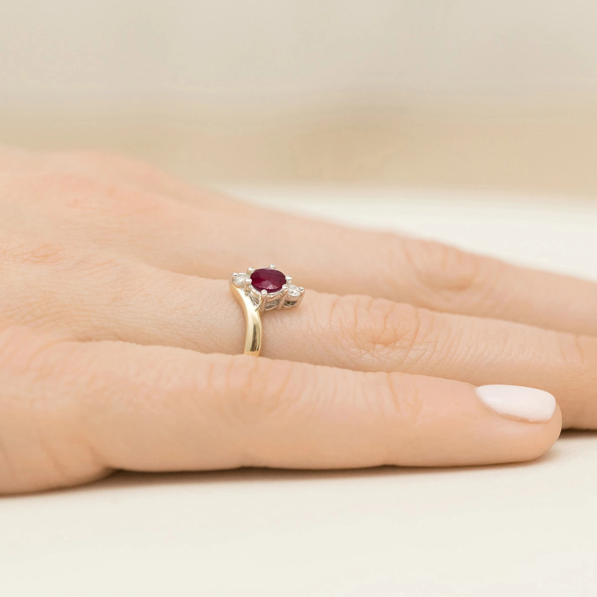 goldring-mit-0-60ct-rubin-und-diamanten-p038-585-r0-60
