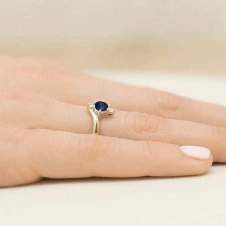 gold-ring-with-0-50ct-sapphire-and-diamonds-p038-585-s0-50