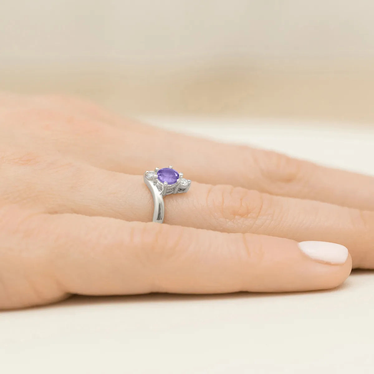 gold-ring-with-0-50ct-amethyst-and-diamonds-p038-585-a0-50