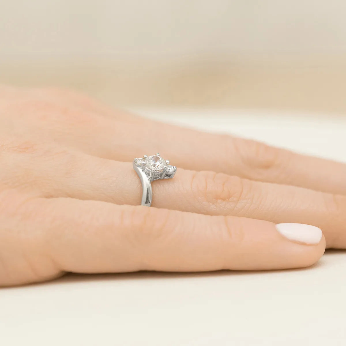 gold-ring-with-0-60ct-white-sapphire-and-diamonds-p038-585-bs0-60