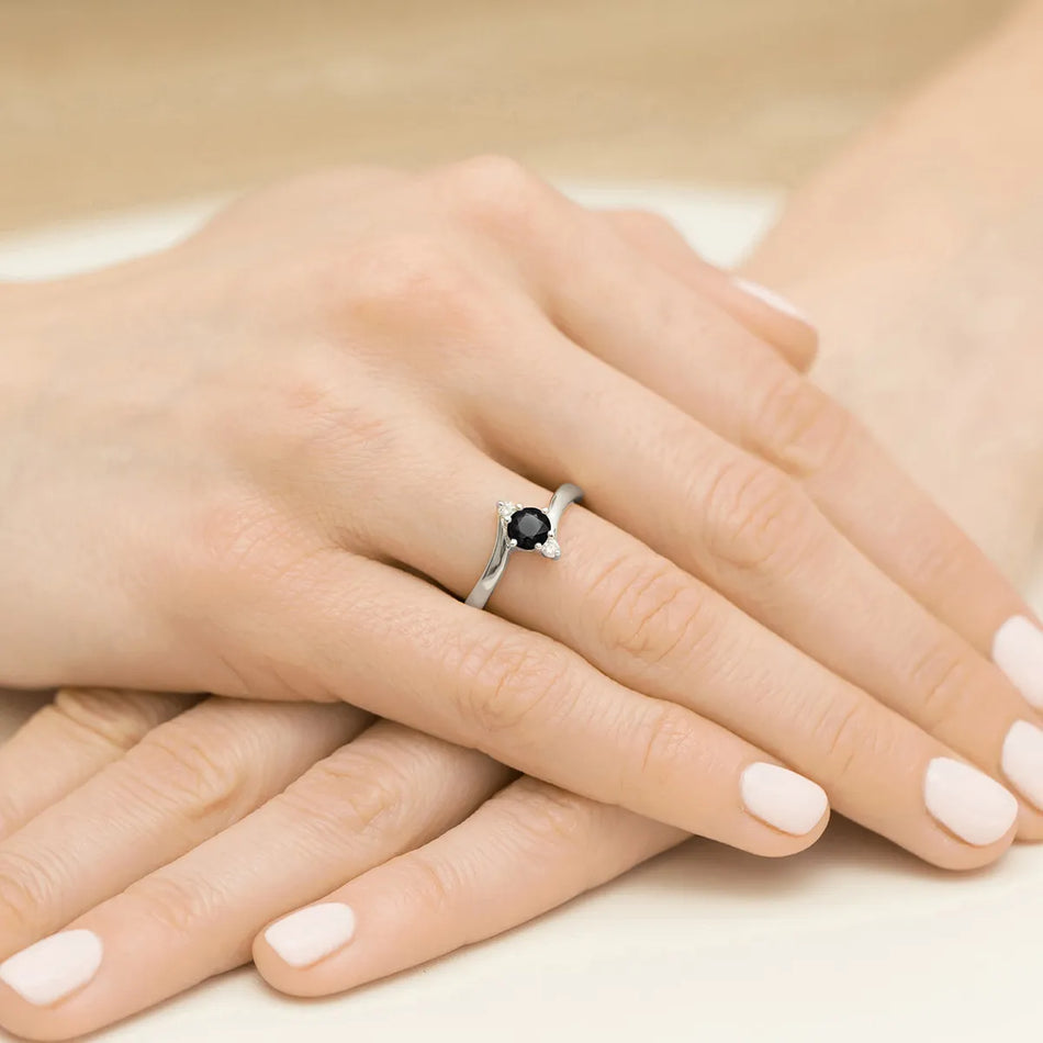 goldring-mit-0-50ct-schwarzem-diamant-und-diamanten-p038-585-cb0-50