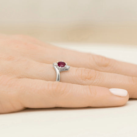 gold-ring-with-0-60ct-ruby-and-diamonds-p038-585-r0-60