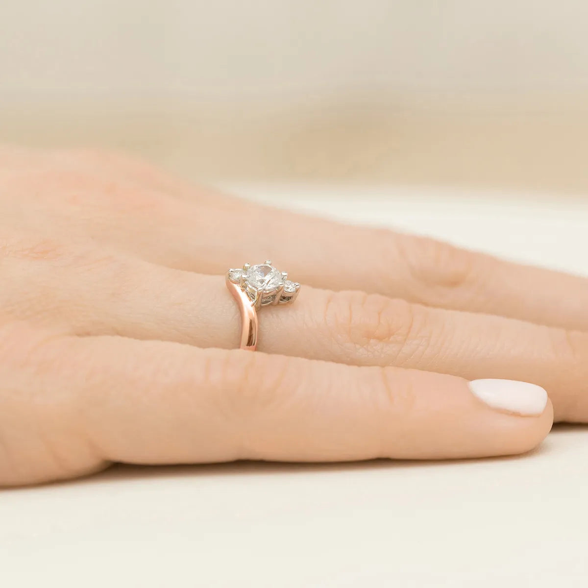 gold-ring-with-0-60ct-white-sapphire-and-diamonds-p038-585-bs0-60