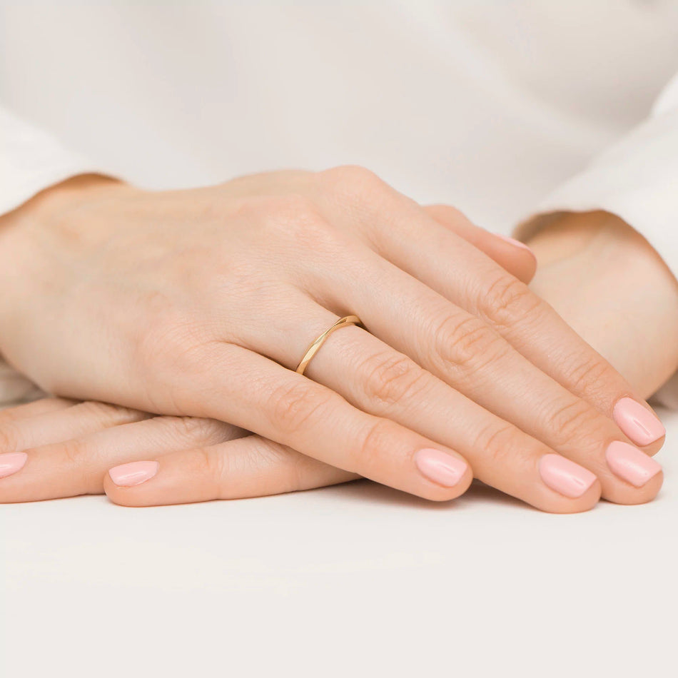 8k-gold-ring-with-a-notch-p094-333