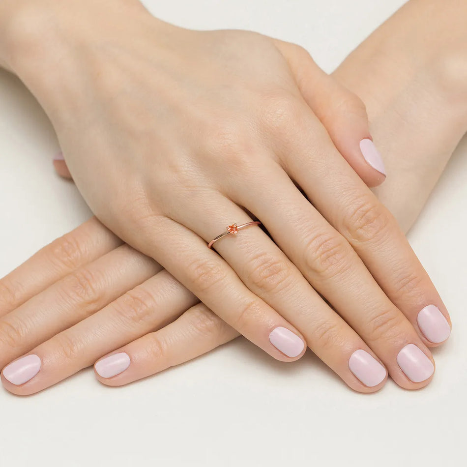 gold-ring-with-0-15ct-garnet-p129-585-g0-15