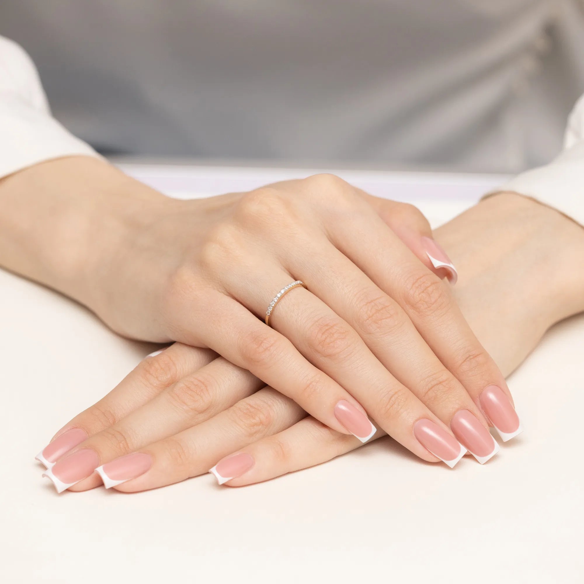 gold-ring-set-with-diamonds-p142-b0-09