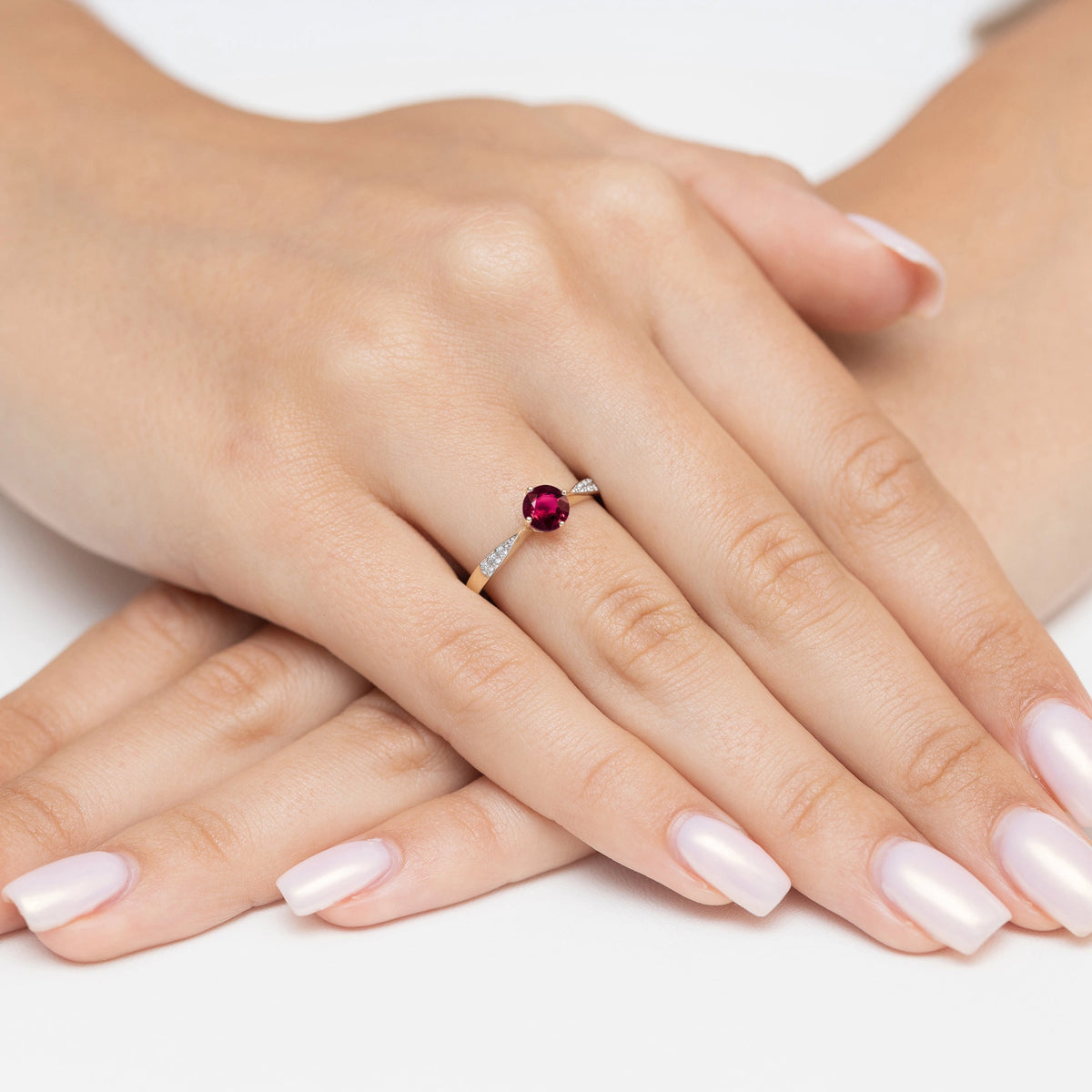 goldring-mit-0-60ct-rubin-und-0-068ct-diamanten-p167-585-r0-60