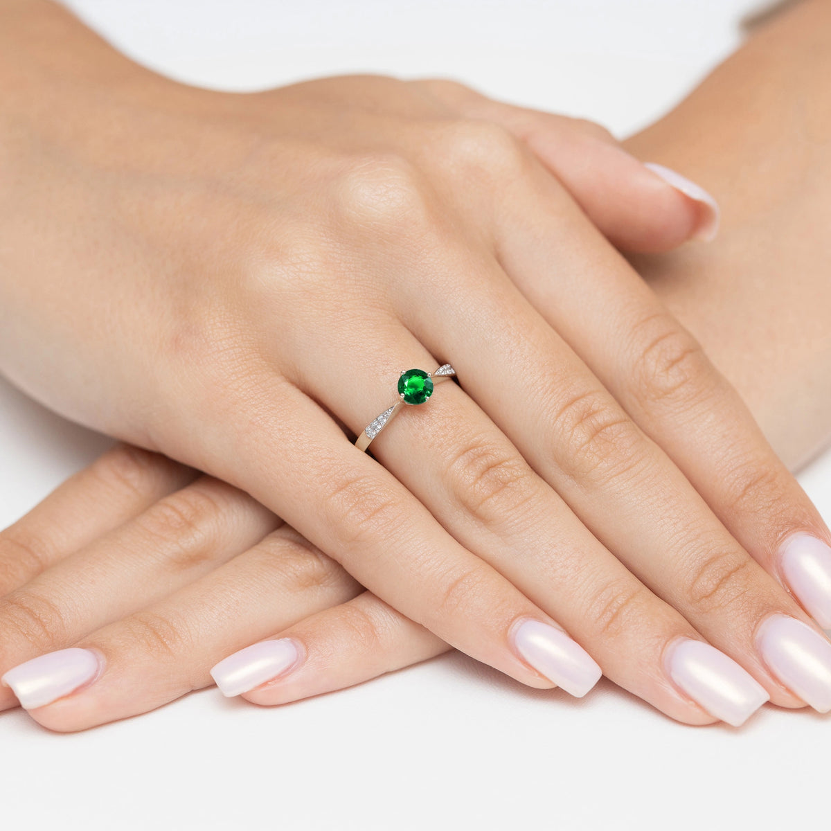 gold-ring-with-0-50ct-emerald-and-0-068ct-diamonds-p167-585-sz0-50