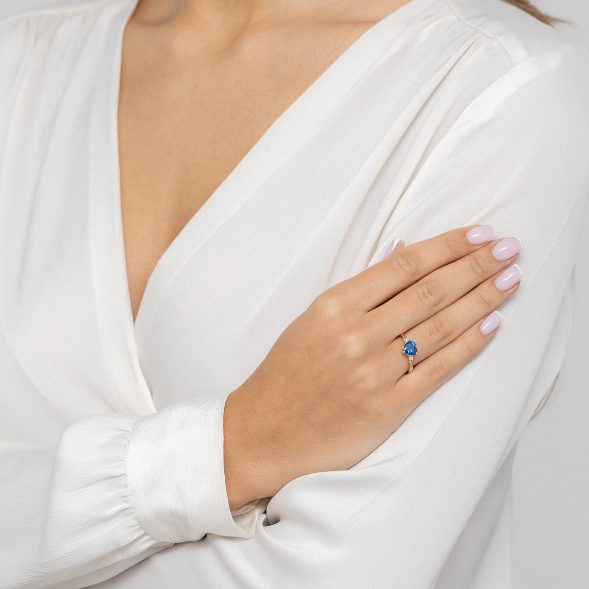 8k-Goldring-mit-dunkelblauem-Zirkonia-p193-333-g