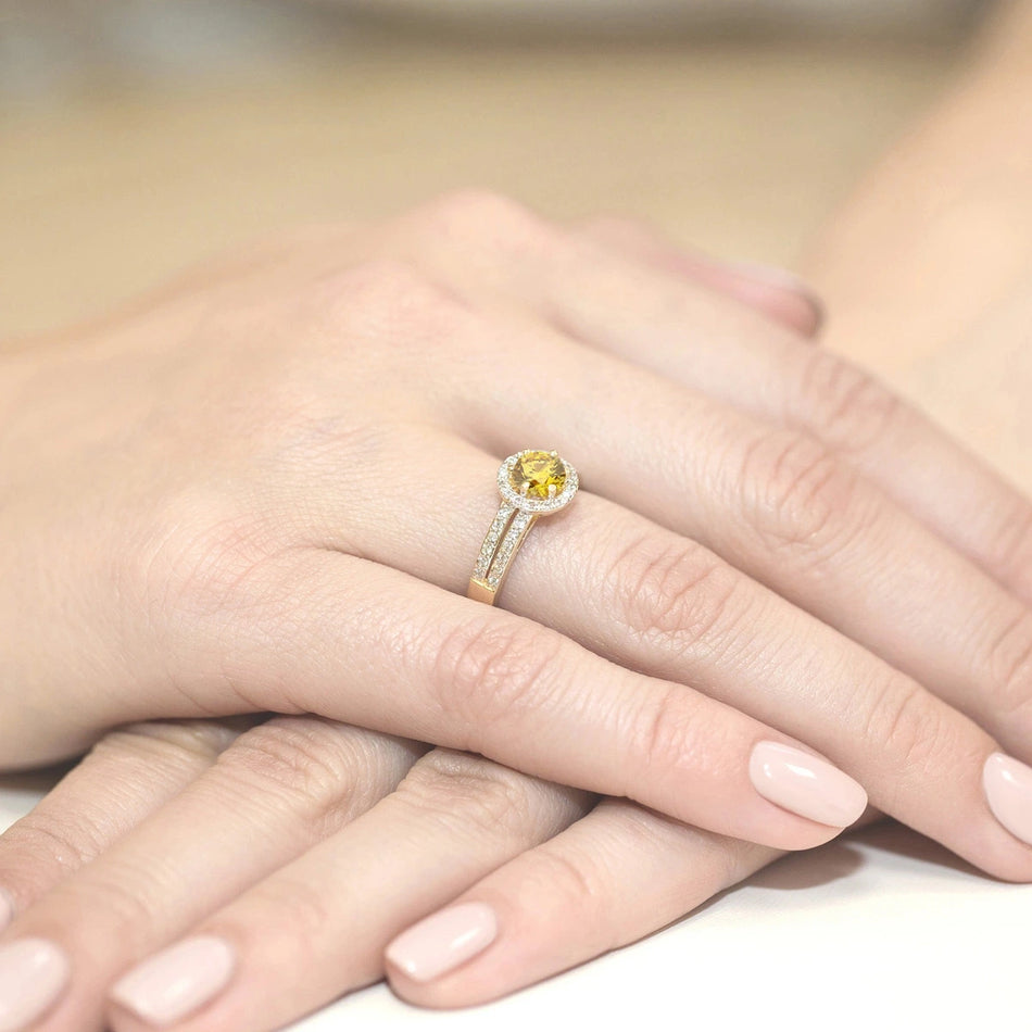 Ring aus Gelbgold – gelber Labordiamant Round/Brilliant, 0,50 ct, ergänzt durch 40 × 0,005 ct Labordiamanten