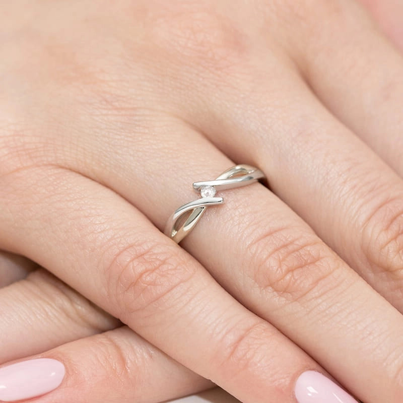 Ring aus Weißgold mit 0,04 ct Diamant