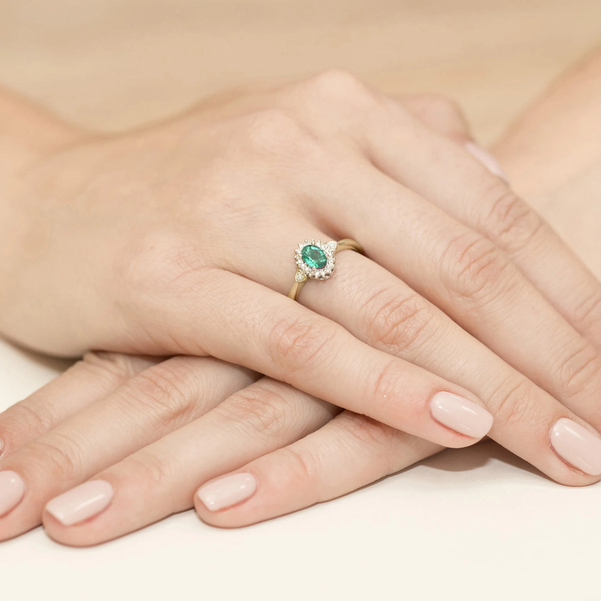 Halo-Ring aus 585er Gelbgold mit ovalem Smaragd 0,40 ct und Diamanten 0,1 ct