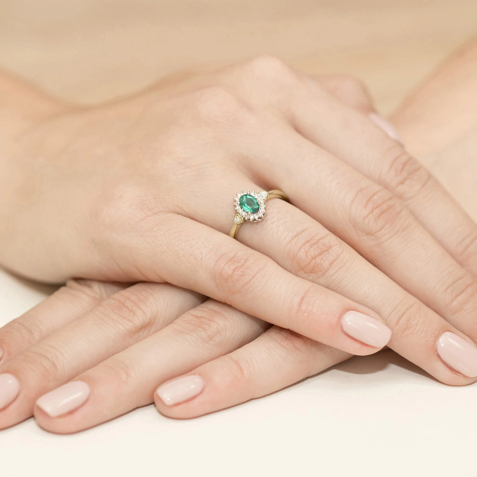 Gold Ring with 0.40ct Emerald and 0.10ct Diamonds