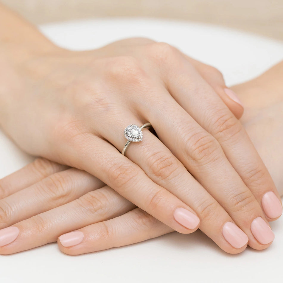Ring aus Weißgold – Labordiamant Pear, 0,65 ct, ergänzt durch 20 × 0,005 ct Labordiamanten