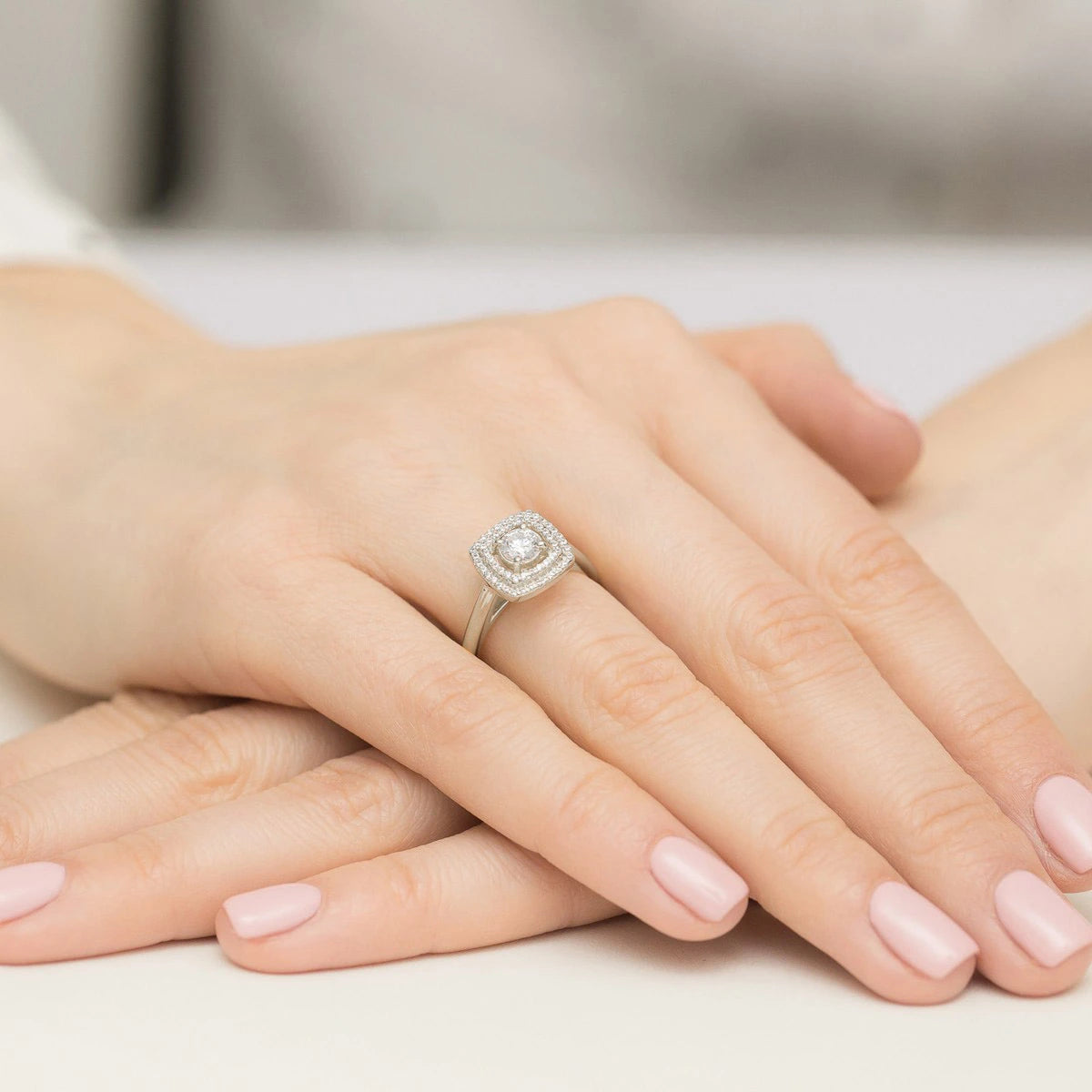 Ring aus 585er Weißgold mit 0,40 ct Round/Brilliant-Labordiamant und 56 Labordiamanten, 0,28 ct