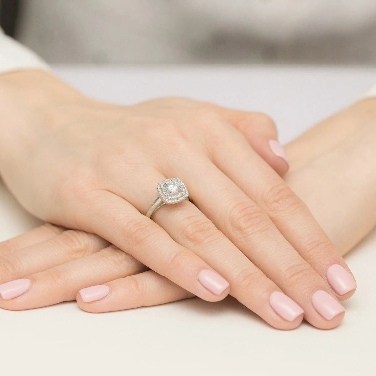 Doppel-Halo-Ring aus 585er Weißgold mit 0,70 ct Round/Brilliant-Labordiamant und 56 Labordiamanten, 0,28 ct
