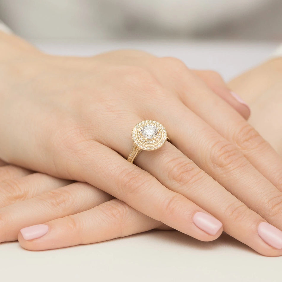 Ring aus Gelbgold mit Labordiamant Round/Brilliant, 1,00 ct sowie 48 × 0,0086 ct + 44 × 0,005 ct Labordiamanten