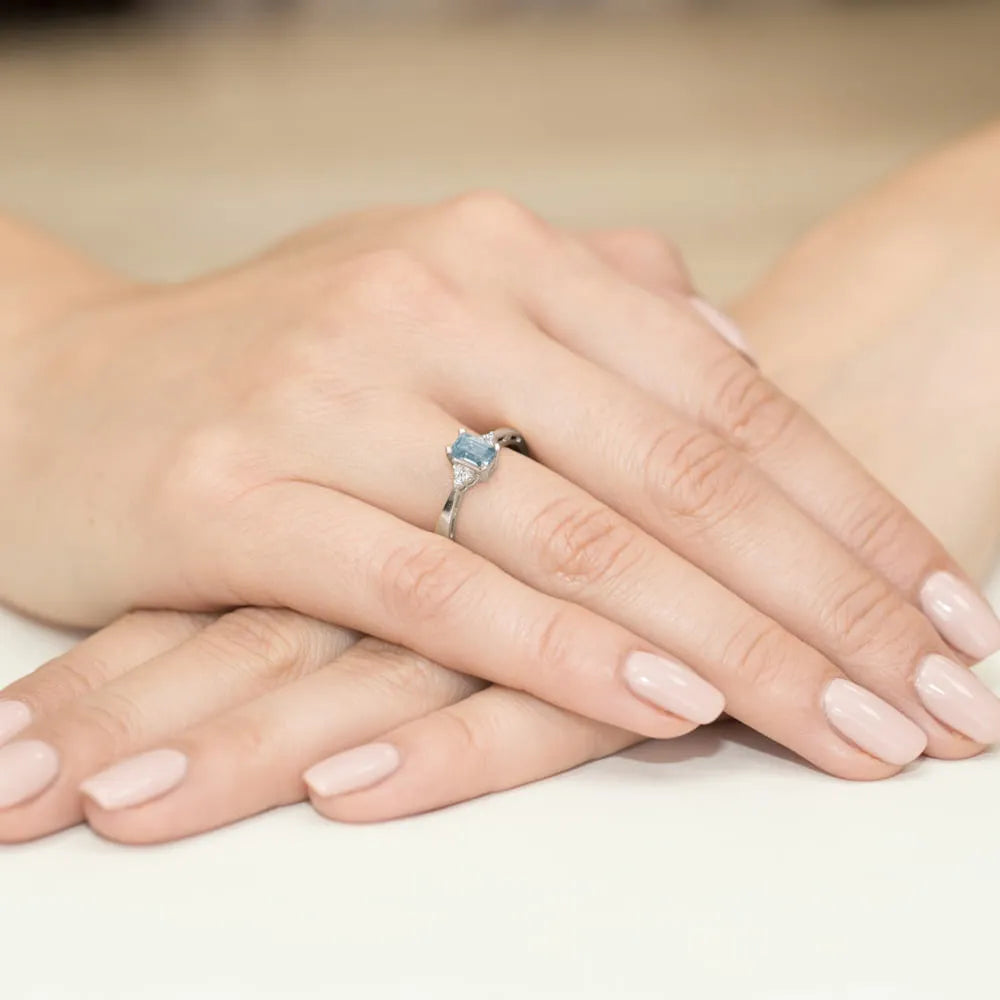 gold-ring-with-0-65ct-topaz-and-diamonds-w0002-tob-01