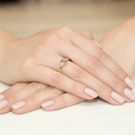 gold-ring-with-0-50ct-amethyst-and-diamonds-w0002-amv-01