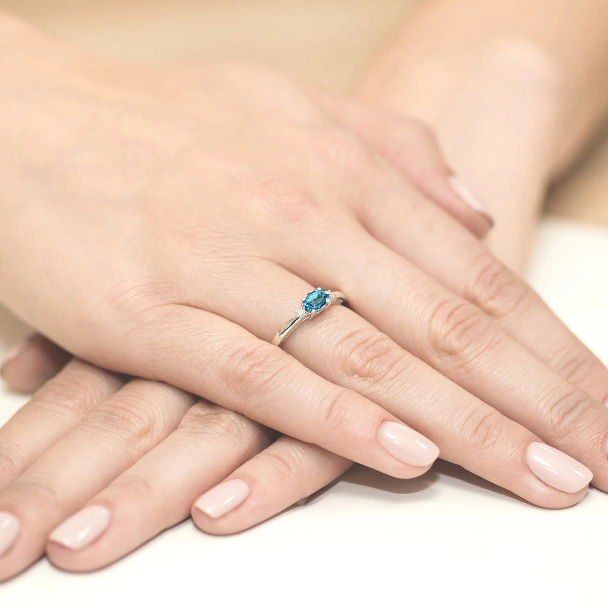 gold-ring-with-0-50ct-topaz-and-0-029ct-diamonds-w0006-tob-01