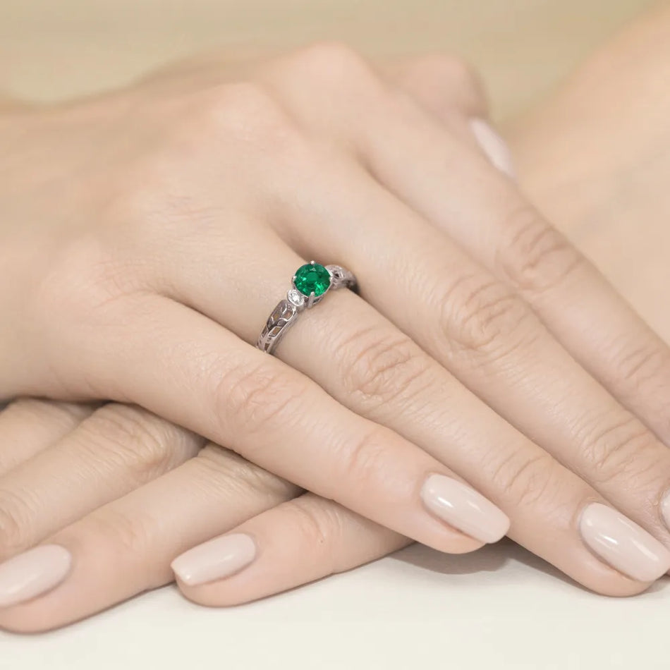 goldring-mit-0-50ct-smaragd-und-0-02ct-diamanten-w0014-emg-01