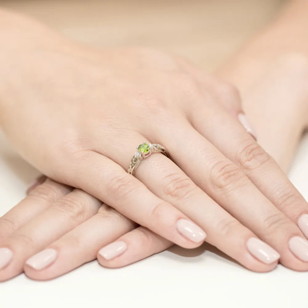 goldring-mit-0-60ct-olivin-und-0-02ct-diamanten-w0014-peg-01
