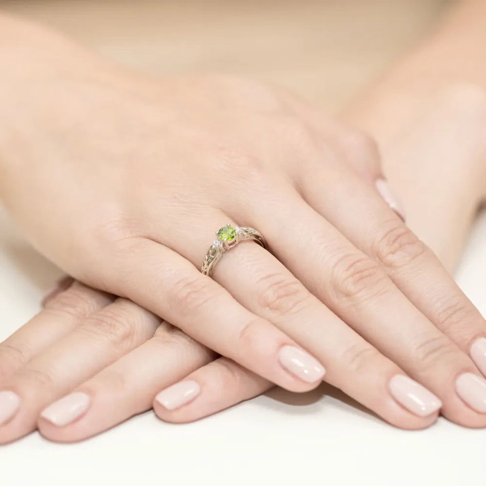 gold-ring-with-0-60ct-olivine-and-0-02ct-diamonds-w0014-peg-01