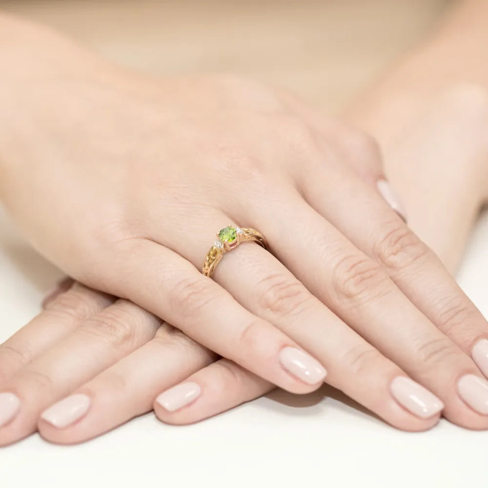 goldring-mit-0-60ct-olivin-und-0-02ct-diamanten-w0014-peg-01