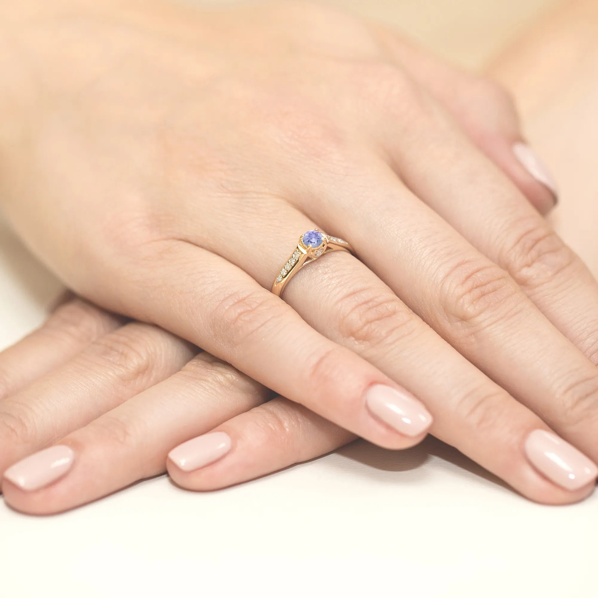 gold-ring-with-0-35ct-tansanit-and-0-103ct-diamonds-w0016-tap-01