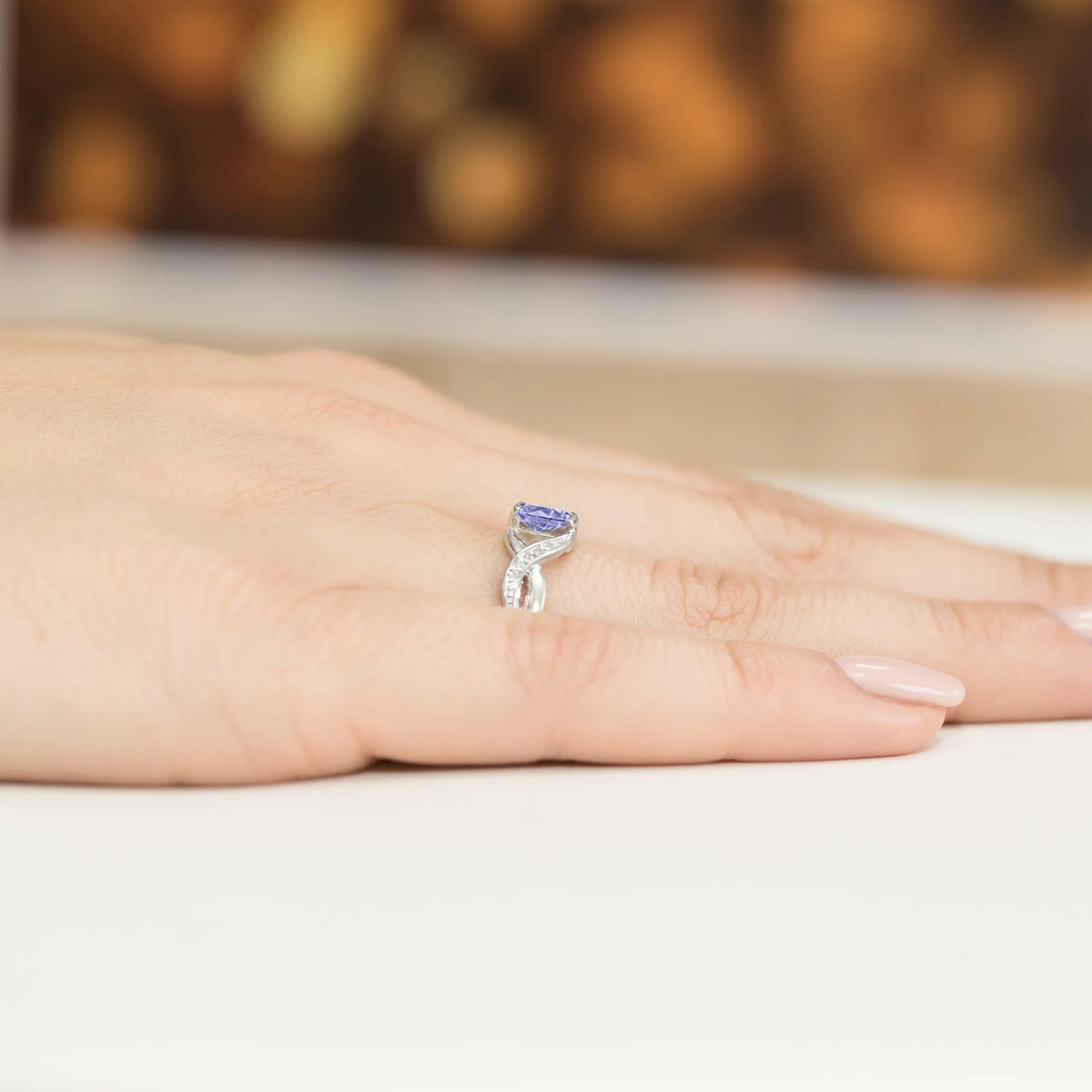 Unendlichkeitsring aus 585er Weißgold mit ovalem Tansanit 0,40 ct und Diamanten 0,05 ct
