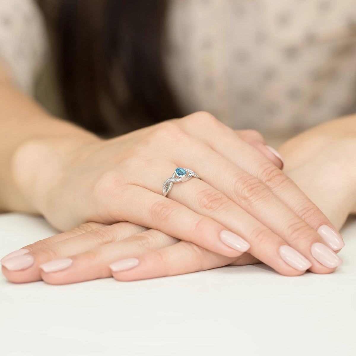 Unendlichkeitsring aus 585er Weißgold mit ovalem Swiss-Blue-Topas 0,50 ct und Diamanten 0,05 ct