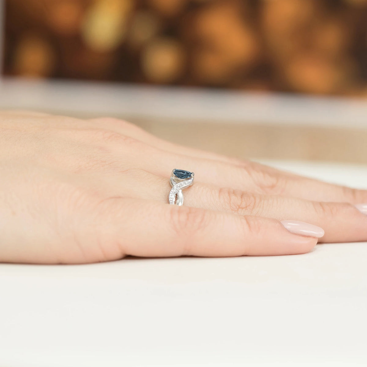 Unendlichkeitsring aus 585er Weißgold mit ovalem London-Blue-Topas 0,50 ct und Diamanten 0,05 ct